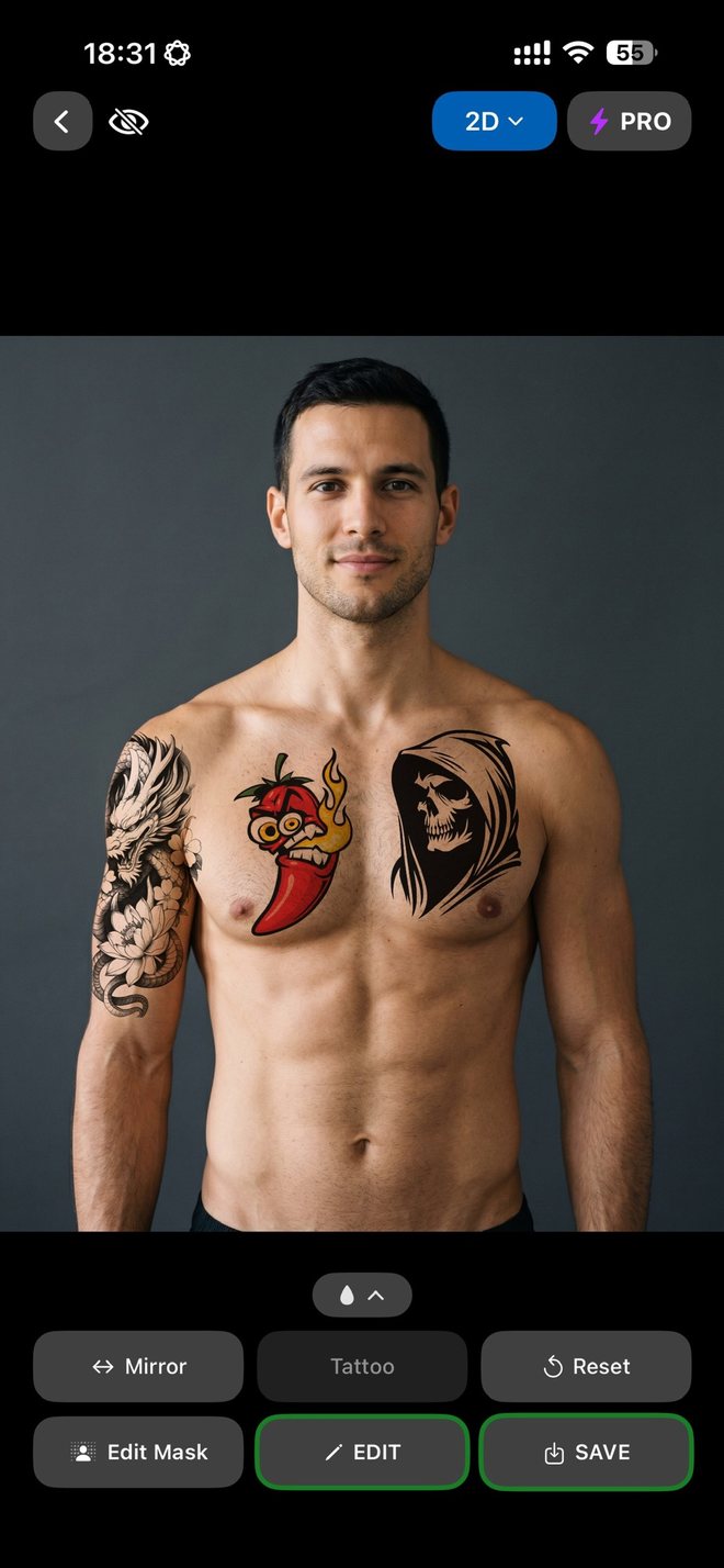 Le torse d'un homme dans le mode 2D d'INKterest avec deux tatouages posés sur sa peau, et les commandes Miroir, Masque et Enregistrer en dessous