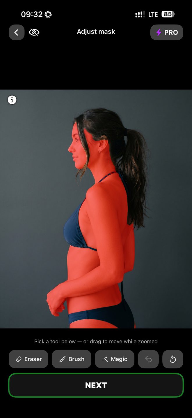 L'écran Ajuster le masque : le corps est peint en rouge pour marquer où l'encre peut aller, avec la gomme, le pinceau et l'outil magique